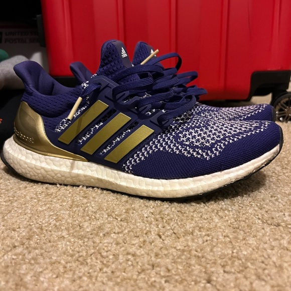 Men’s Adidas UltraBoost UW Huskies Purple/Gold Size 8. - Picture 2 of 13